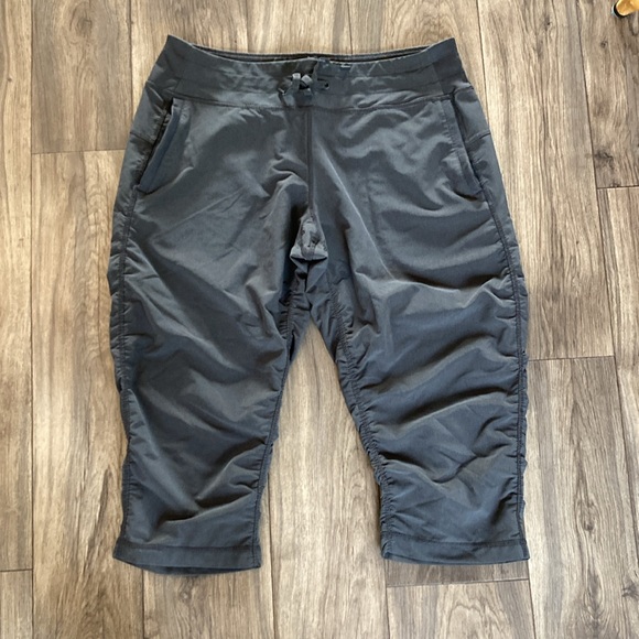 Ladies Kirkland Brand Active Capris Size Large - Picture 2 of 8